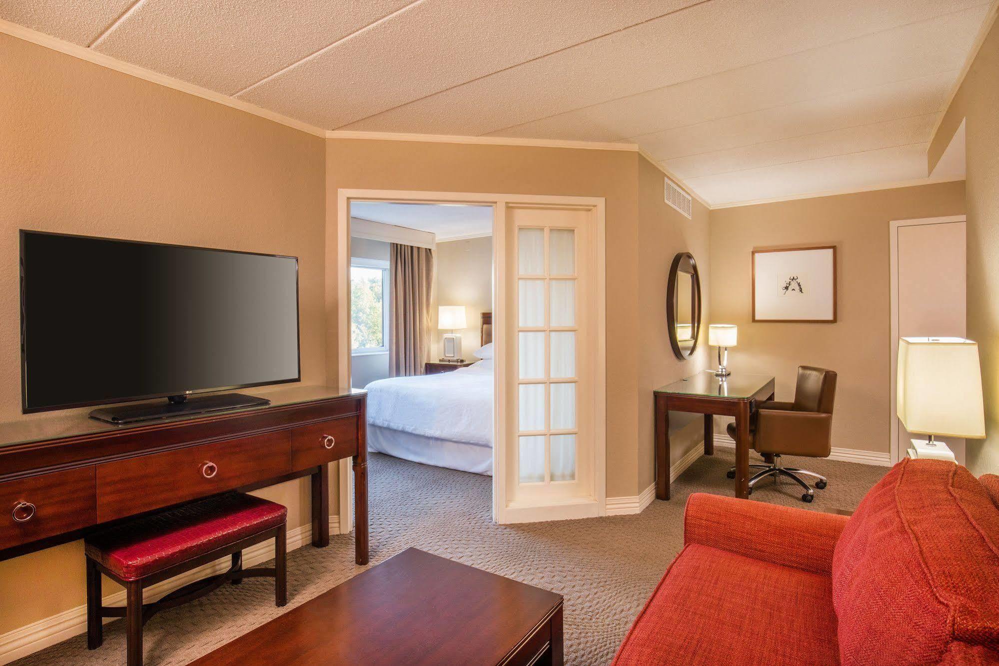 Sheraton Framingham Hotel & Conference Center Exterior photo